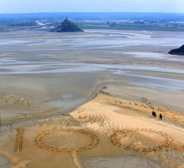 French artist and sand sculptor Christophe Dumont marks 100 days to the start of the Alltech FEI World Equestrian Games in Normandy, France this summer. Photo by Dan Towers/FEI/onEdition).