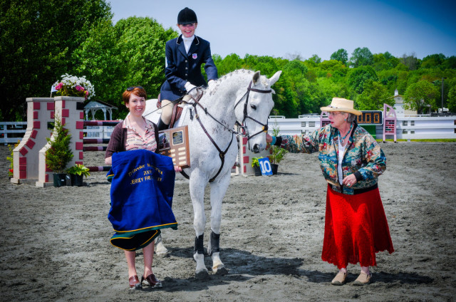 Juli Hutchings and 18-year-old Fling receiving the Traveler's Memorial Trophy at Jersey Fresh in 2008. Photo by Shannon Brinkman.