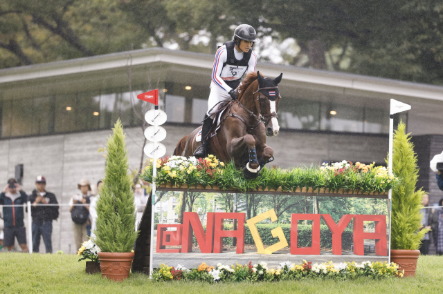 Woraphat Sittiju (THA) and B. Grimm Uster de Chenay. Photo by FEI/Yusuke Nakanishi Photography.